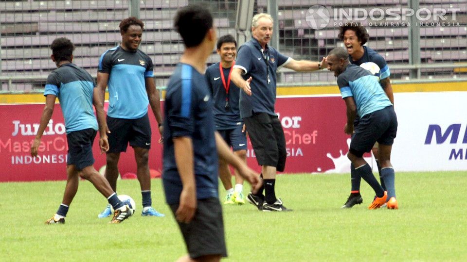 Alfred Riedl saat melatih Timnas Indonesia. Copyright: © Herry Ibrahim/INDOSPORT